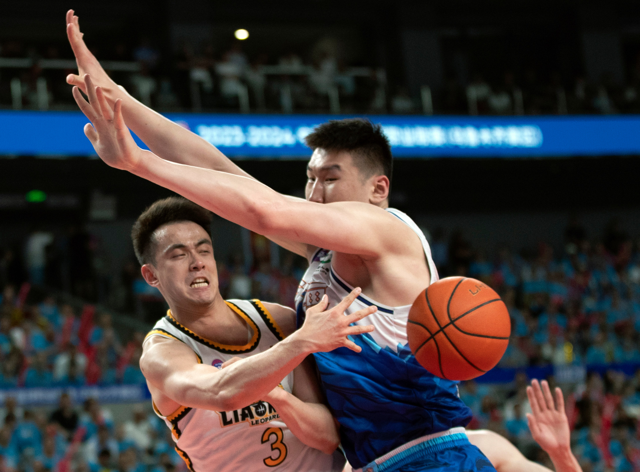 关于福建男篮在主场痛宰新疆队,迎接新的挑战的信息 关于福建男篮在主场痛宰新疆队,迎接新的挑战的信息