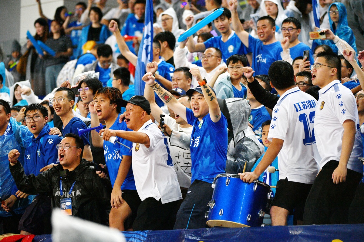 队员技艺超群，吸引众多球迷围观