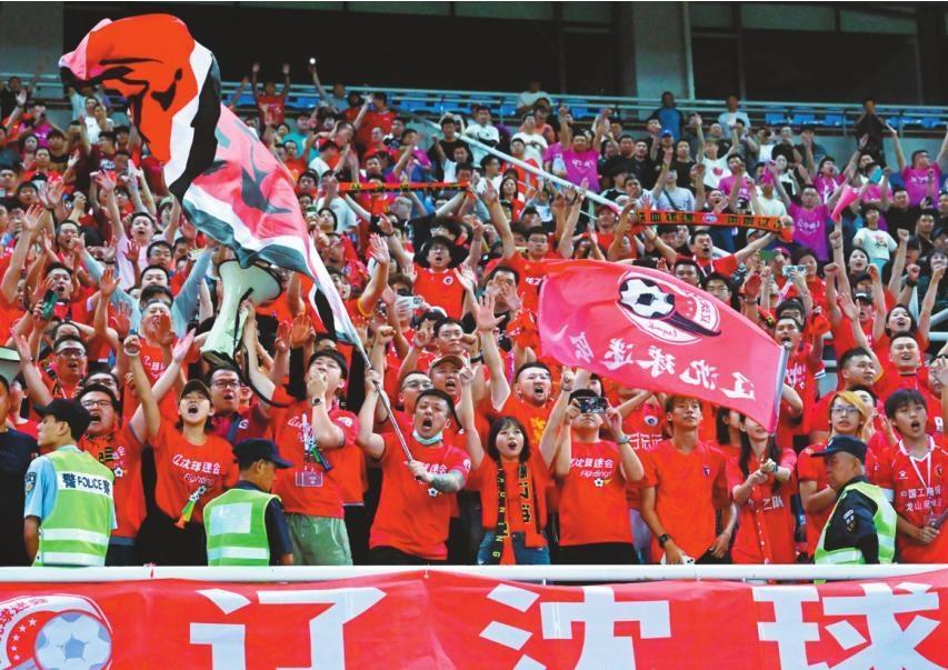 队员技艺超群，吸引众多球迷围观